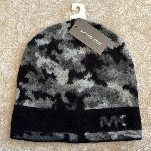 Brand New Michael Kors Black & Gray Camo Knit Beanie Hat Warm & Soft Winter Cap - Picture 11 of 11
